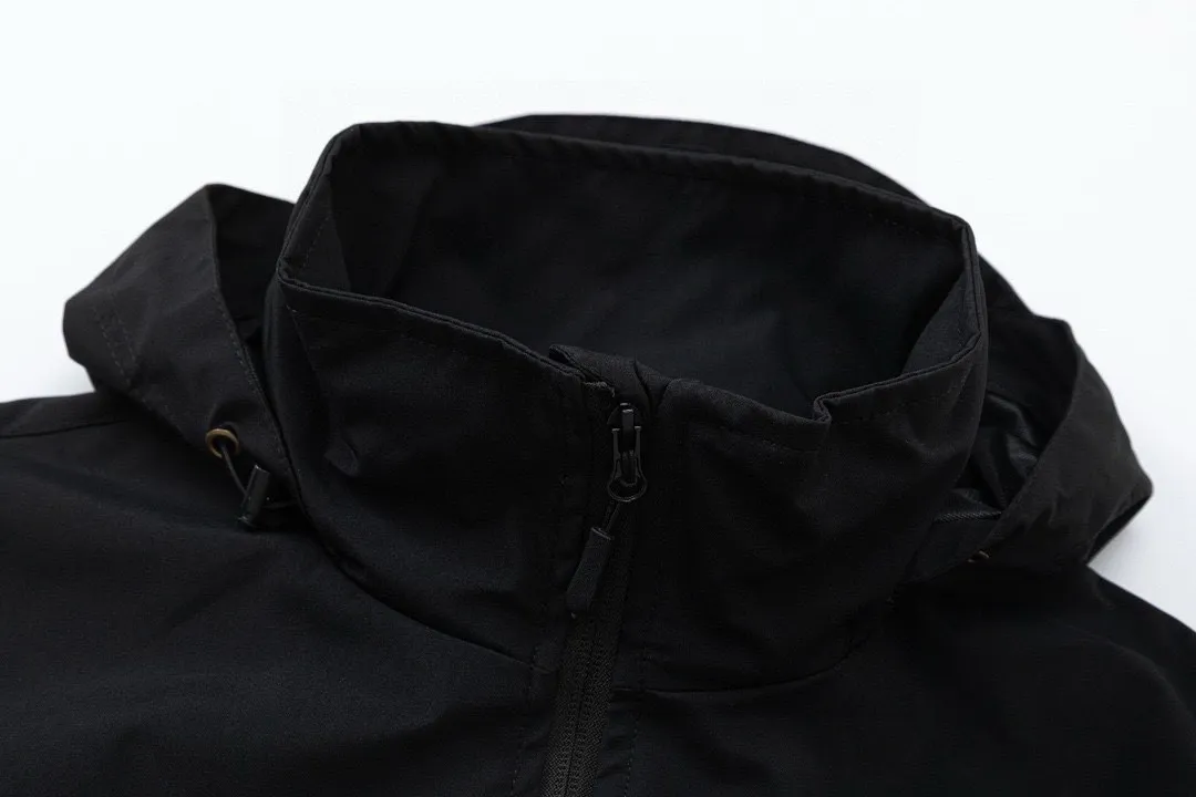 W6005#P300💰 STONE LSLAND Stone Island 23FW ❗Hard shell top version windproof and waterproof shoulder patch GTX outdoor jacket jacket #Same as Arc'teryx SV series top version fabric! ! The difference between world currency! !  -Top replica, original original packaging, pure original-grade welfare heavy goods, high quality guarantee. The latest hot style from the official website, trendy men and women with cool upper bodies! Customized and imported professional super waterproof and windproof coated fabric, the waterproof level is the international ISO standard 90 (ISO4) level to achieve the rolling effect of water droplets on a lotus leaf. The high-permeability laminated fabric Gore-tex imitates water-permeable film, which feels better and more comfortable. - Seiko 3D three-dimensional cutting, multiple pocket design, fully wrapped edges inside and outside, fine routing, very heavy workmanship, metal adjustment buckle elastic design of the hat, full of functional workwear style. All the three-label accessories are all original and customized, so you can experience the full texture when you try it!  -Perfect fit, versatile style that never goes out of style, reimagined for all your urban adventures and offering unparalleled waterproof and windproof protection! A batch of pure original quality goods, no more missing out!  Color: Black Size: M L XL XXL M L